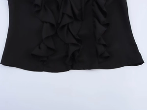 Détail des volants noirs et de la texture légère du tissu de cet ensemble d'été