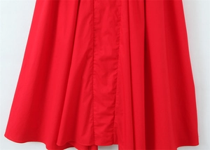 Détail de l'ourlet de jupe rouge avec tissu en coton à volants et design volumineux