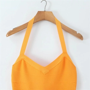Robe dos nu moulante en maille orange vif avec un élégant col en V croisé tendance