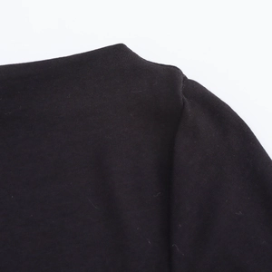 Gros plan détaillé de la couture d'épaule et de l'encolure sur un haut noir ajusté