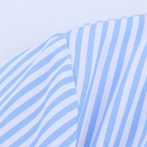 Macro détaillée montrant le tissu en popeline à fines rayures bleues et blanches et coutures