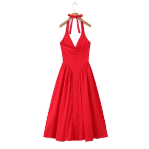 Détail de la robe licou rouge avec nœud papillon et fermeture éclair invisible au dos