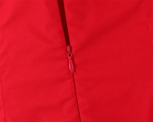 Détail d'une fermeture éclair invisible sur une robe de printemps rouge élégante