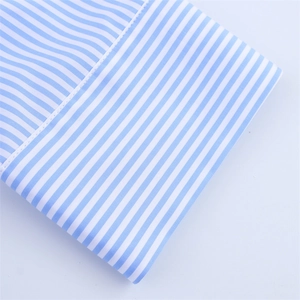 Gros plan du tissu popeline à rayures bleues et blanches avec coutures fines