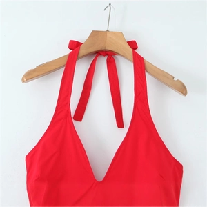 Robe dos nu rouge élégante, coupe ajustée avec décolleté en V plongeant et design chic