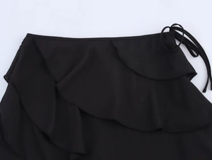 Détails des volants noirs et de la ceinture nouée sur cette jupe légère et fluide