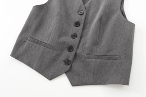 Détail d'un gilet de costume gris foncé avec cinq boutons et texture sergée fine