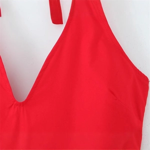 Robe rouge élégante avec col licou, décolleté en V profond et coupe ajustée pour femme