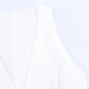 Dettaglio ravvicinato delle cuciture dello scollo e del tessuto bianco del vestito