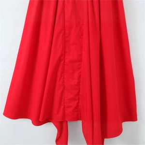 Élégante robe rouge cintrée avec ourlet plissé irrégulier et design froncé sophistiqué