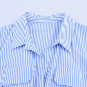Robe chemise en popeline à rayures bleues et blanches avec col et poches à rabat