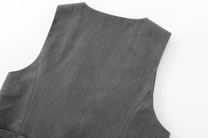 Gros plan détaillé des coutures et du tissu d'un gilet de costume gris foncé sans manches