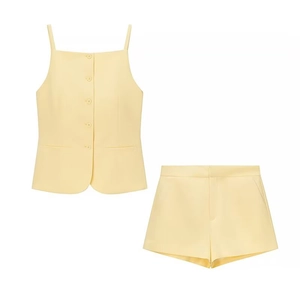 Detailansicht des hellgelben Sommer-Sets mit geknöpftem Tanktop und High-Waist-Shorts