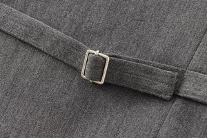 Détail du gilet en sergé gris foncé avec boucle de réglage en métal argenté au dos