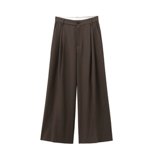 Vue détaillée du pantalon large marron foncé avec plis élégants et fermeture à bouton
