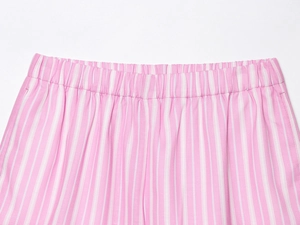 Detailaufnahme der rosa-weiß gestreiften Baumwollshorts mit elastischem Bund und feinen Nähten