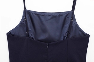 Dettaglio mini abito blu scuro con schiena scoperta, spalline regolabili e zip invisibile