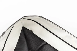 Détail macro de la doublure de taille du pantalon gris avec bande tissée antidérapante