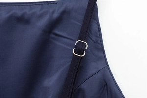 Dettaglio dell'abito blu navy con trama in twill e fibbia in metallo regolabile sulla spallina