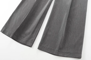 Détail du bas de pantalon de costume gris avec pli central et couture de l'ourlet