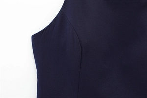Dettaglio delle cuciture e della linea curva di un mini abito blu navy con schiena nuda