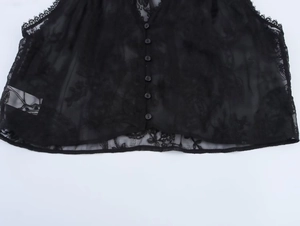 Nahaufnahme des schwarzen Spitzen-Westen-Tops mit V-Ausschnitt und Netztextur-Details