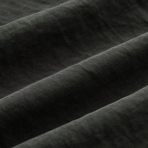 Vista macro dettagliata del tessuto grigio antracite con finitura testurizzata