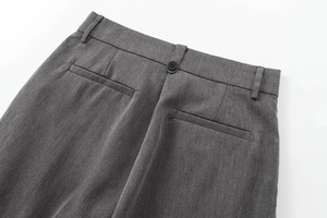 Détails du dos de la taille d'un pantalon de costume gris foncé avec coutures et bouton