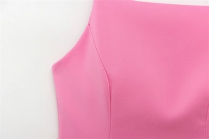 Dettaglio di un mini abito rosa con cuciture di precisione e texture del tessuto di qualità