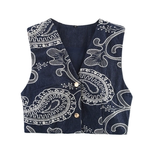 Détail du gilet en jean bleu foncé avec broderie paisley et boutons dorés