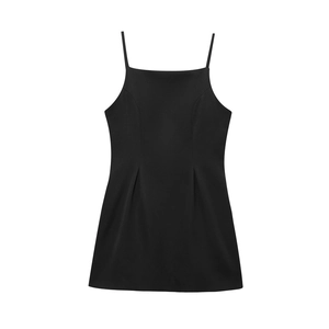 Mini abito nero con spalline sottili, scollo quadrato e silhouette a trapezio su sfondo bianco