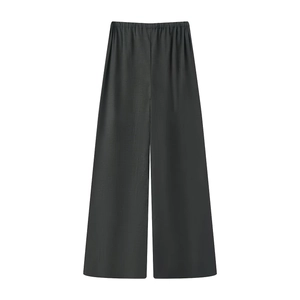 Dettaglio dei pantaloni a gamba larga grigio scuro con vita elastica e tessuto morbido