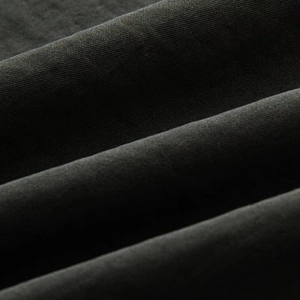 Macro primo piano del tessuto a maglia grigio scuro con trama e consistenza per giacca donna
