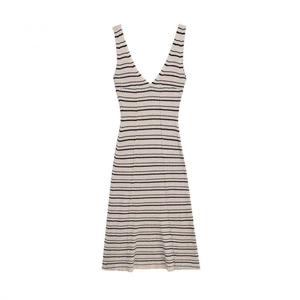Détails de la texture de la robe midi en maille rayée sans manches avec col en V