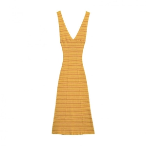 Détail du tissu en maille rayée jaune et orange avec texture d'encolure en V