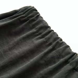 Dettaglio dell'elastico in vita alta con cuciture precise e tessuto grigio morbido