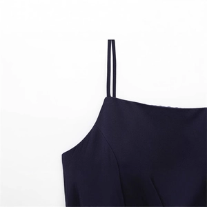 Mini abito schiena scoperta blu scuro con spalline sottili a spaghetti e vestibilità slim