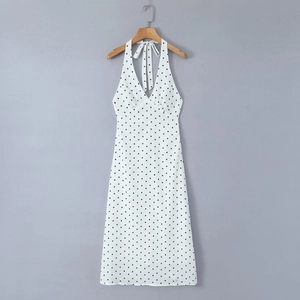 Détail de robe midi blanche à pois noirs avec licou et lien noué dans le dos