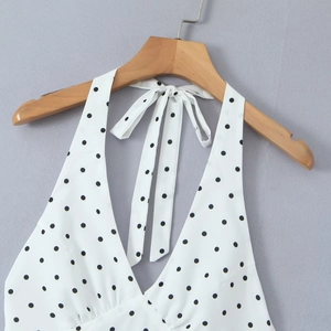 Détail d'une robe dos nu vintage française avec pois noirs et fermeture nouée au col en V