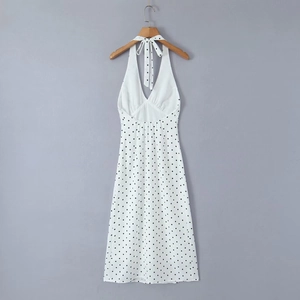 Détail d'une robe dos nu à pois avec décolleté plongeant en V et lien de serrage au cou
