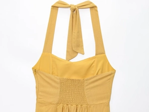 Détail de la robe licou jaune moutarde avec dos froncé et fermeture éclair invisible