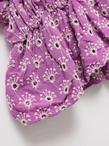 Modisches lila V-Ausschnitt Oberteil mit weißer Blumenstickerei und elastischer Taille