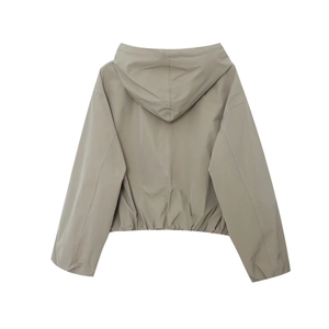 Vue arrière d'un coupe-vent à capuche beige avec poignets et ourlet élastiques