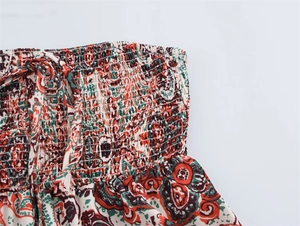 Détail de robe à imprimé fleuri bohème avec taille élastique froncée et liens latéraux