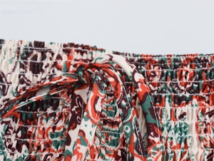 Détail de la taille smockée et du cordon sur robe à imprimé cachemire bohème