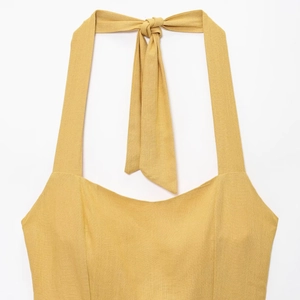 Robe jaune dos nu sans manches en lin avec texture tissée et détail de nœud au col