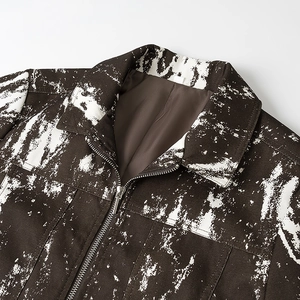 Dettaglio della zip e del colletto della giacca in twill marrone e bianco
