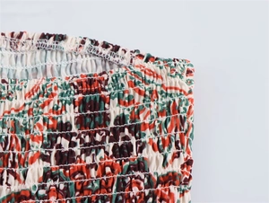 Détail de la taille élastique smokée sur une robe bustier fleurie au style vintage