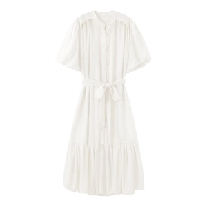 Détail d'une robe midi blanche à volants avec manches bouffantes et col montant boutonné