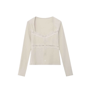 Haut en maille d'été à manches longues avec dentelle et boutons en perles beige